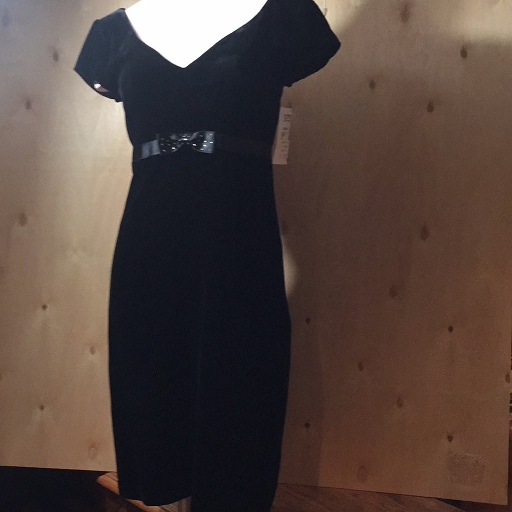 Beautiful black velvet cocktail dress - short sleeve V-neck size 4